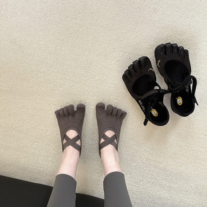 Pilates Yoga And Barre - Damen Yoga-Socken mit Kreuzriemen und Fünf